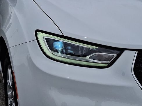 Certified 2024 Chrysler Pacifica Touring-L FWD image 9