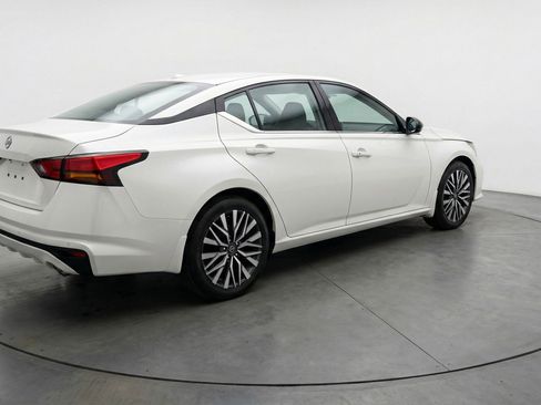 Used 2025 Nissan Altima 2.5 SV FWD image 9