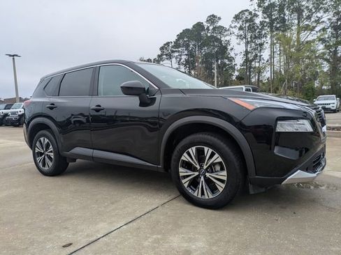 Used 2023 Nissan Rogue SV image 2