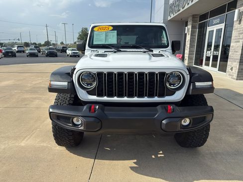 Used 2025 Jeep Wrangler Unlimited Rubicon AWD/4WD image 3