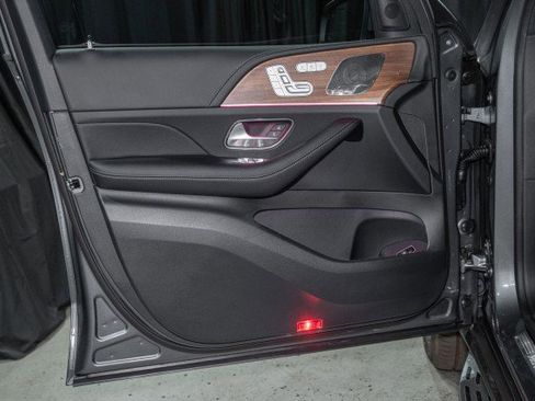New 2026 Mercedes-Benz GLS 580 4MATIC image 9