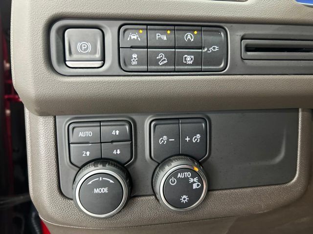Used 2022 Chevrolet Tahoe Z71 w/ Luxury Package AWD/4WD image 16