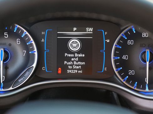 Used 2023 Chrysler Voyager LX image 27