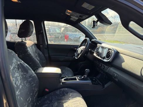 Used 2019 Toyota Tacoma TRD Off-Road w/ Technology Package image 10