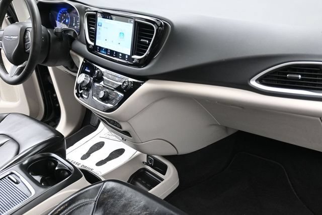 Used 2023 Chrysler Pacifica Touring-L FWD image 33