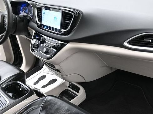 Used 2023 Chrysler Pacifica Touring-L FWD image 33