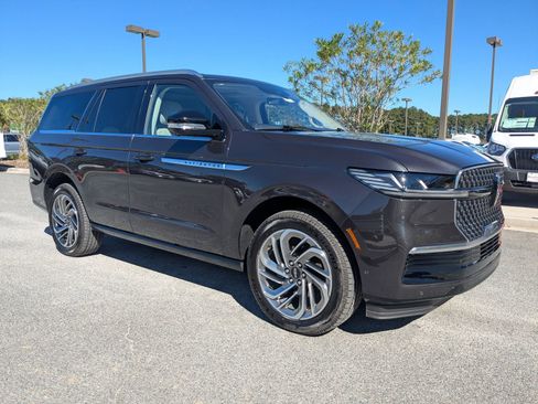 Certified 2025 Lincoln Navigator Reserve image 3