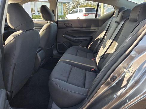 Used 2024 Nissan Altima 2.5 SV image 11