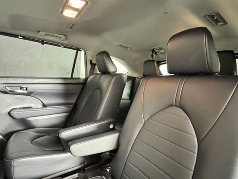 Used 2023 Toyota Highlander XLE AWD/4WD image 32