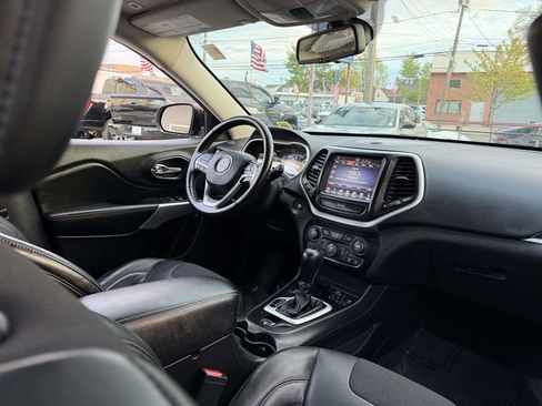 Used 2018 Jeep Cherokee Latitude Plus w/ Cold Weather Group AWD/4WD image 8