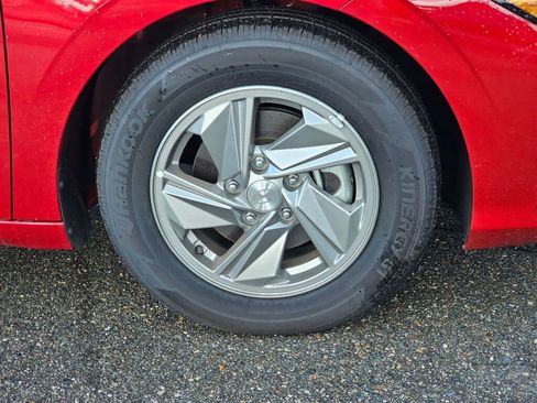 Used 2025 Hyundai Elantra SE image 9