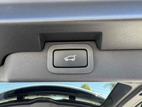 Used 2018 Land Rover Discovery HSE image 11