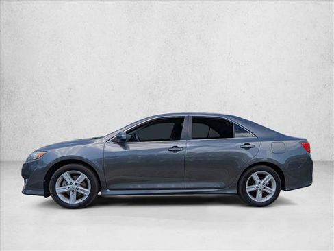 Used 2014 Toyota Camry SE image 2
