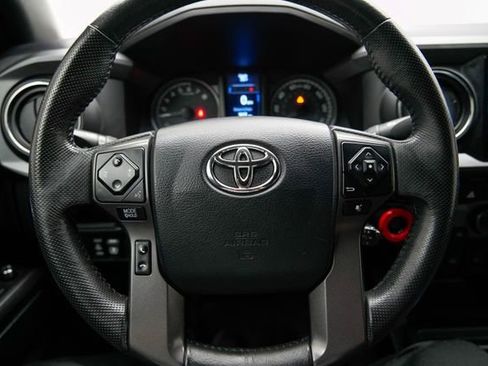 Used 2017 Toyota Tacoma TRD Sport AWD/4WD image 32