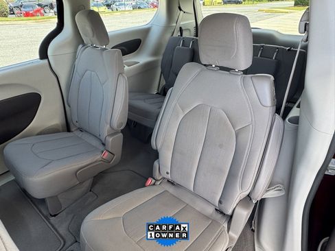 Used 2021 Chrysler Pacifica Touring image 24