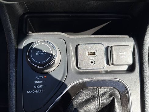 Used 2019 Jeep Cherokee Limited w/ Technology Group AWD/4WD image 31