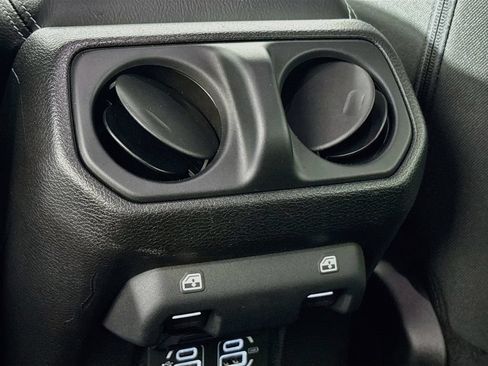 Used 2018 Jeep Wrangler Unlimited Sahara AWD/4WD image 28