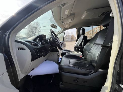 Used 2011 Chrysler Town & Country Touring-L w/ Entertainment Group #2 FWD image 17