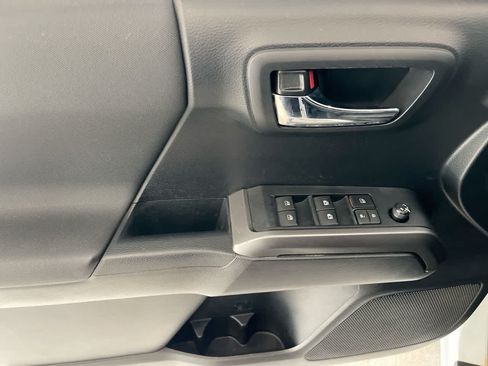 Certified 2019 Toyota Tacoma TRD Off-Road AWD/4WD image 13