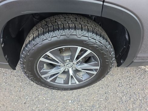 Used 2019 Toyota Highlander LE AWD/4WD image 36