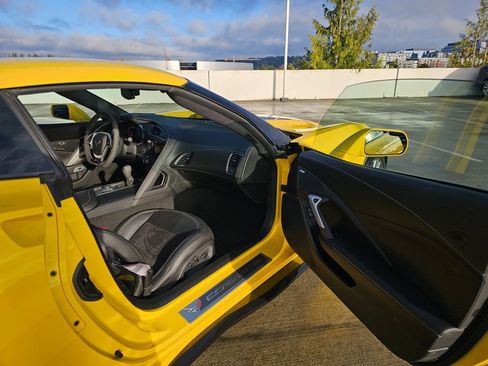 Used 2015 Chevrolet Corvette Z06 w/ 3LZ Preferred Equipment Group image 22