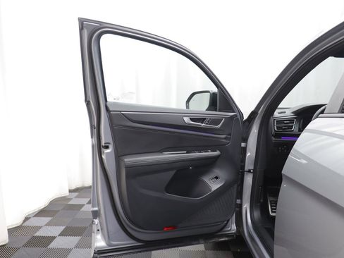 Used 2025 Volkswagen Atlas Cross Sport SEL R-Line image 4