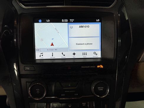 Used 2017 Ford Explorer XLT w/ Equipment Group 202A AWD/4WD image 28