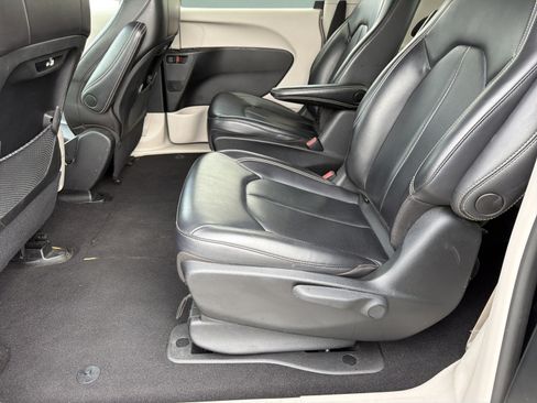 Used 2023 Chrysler Pacifica Touring-L FWD image 14