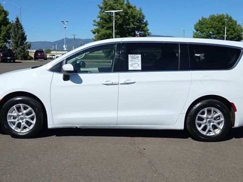 Used 2022 Chrysler Voyager LX FWD image 5