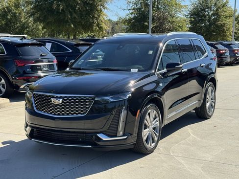 Used 2025 Cadillac XT6 Premium Luxury image 10