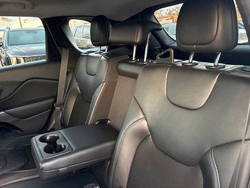 Used 2019 Jeep Cherokee Latitude Plus AWD/4WD image 21