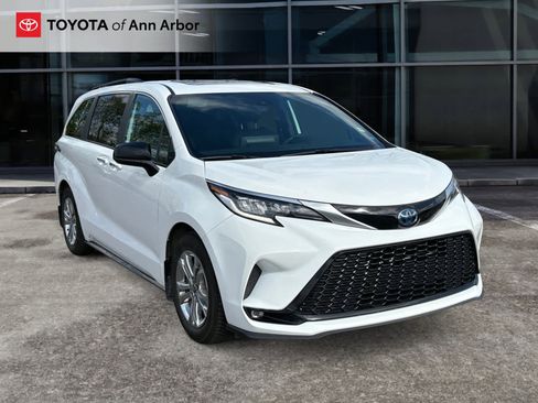 Used 2023 Toyota Sienna XSE w/ XSE Plus Package AWD/4WD image 1