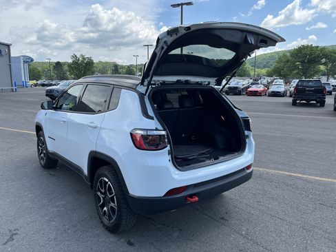 Used 2025 Jeep Compass Trailhawk AWD/4WD image 13