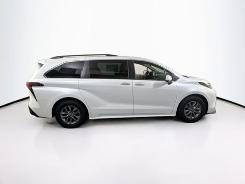 Used 2022 Toyota Sienna XLE w/ XLE Plus Package AWD/4WD image 4