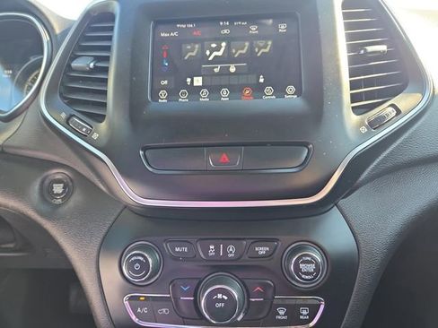 Used 2019 Jeep Cherokee Latitude Plus w/ Cold Weather Group image 18