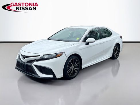 Used 2023 Toyota Camry SE image 3