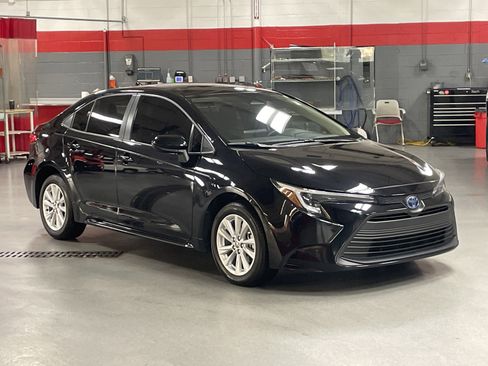 Used 2023 Toyota Corolla LE w/ LE Premium Package image 2