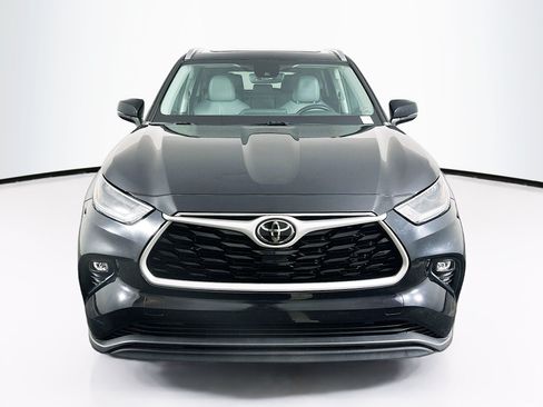 Used 2021 Toyota Highlander XLE AWD/4WD image 2