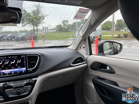 Used 2023 Chrysler Pacifica Touring-L FWD image 42