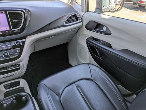 Used 2023 Chrysler Pacifica Touring-L image 18