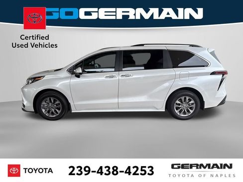 Used 2025 Toyota Sienna XLE image 3