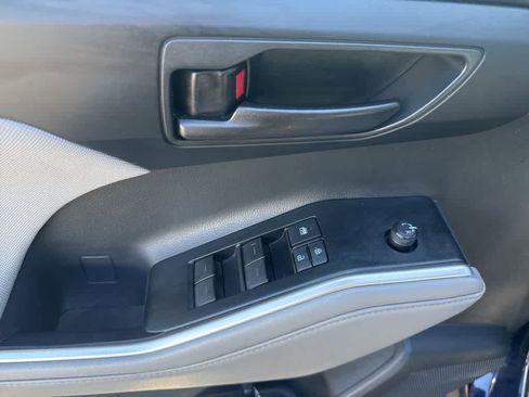 Used 2020 Toyota Highlander LE image 11