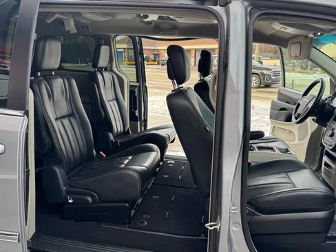 Used 2015 Chrysler Town & Country Touring image 22