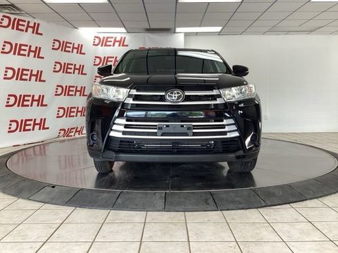 Used 2019 Toyota Highlander LE AWD/4WD image 2