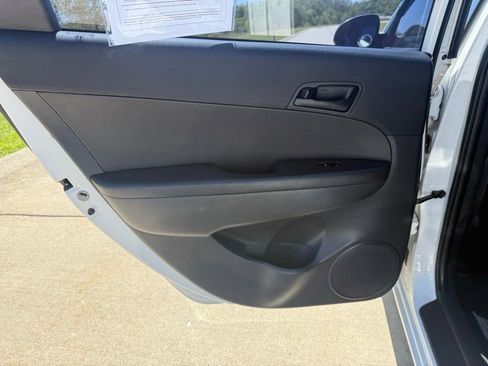Used 2010 Hyundai Elantra GLS FWD image 12