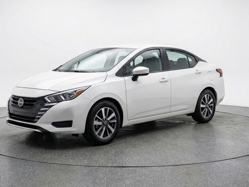 Used 2025 Nissan Versa SV image 3