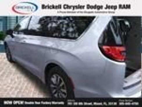 Used 2023 Chrysler Pacifica Touring-L FWD image 3