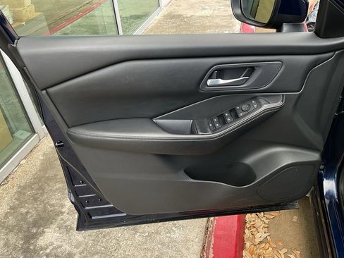 Used 2025 Nissan Rogue SV image 12