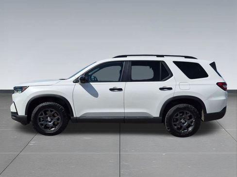 Certified 2025 Honda Pilot TrailSport image 3