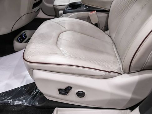 Used 2019 Chrysler Pacifica Limited FWD image 9